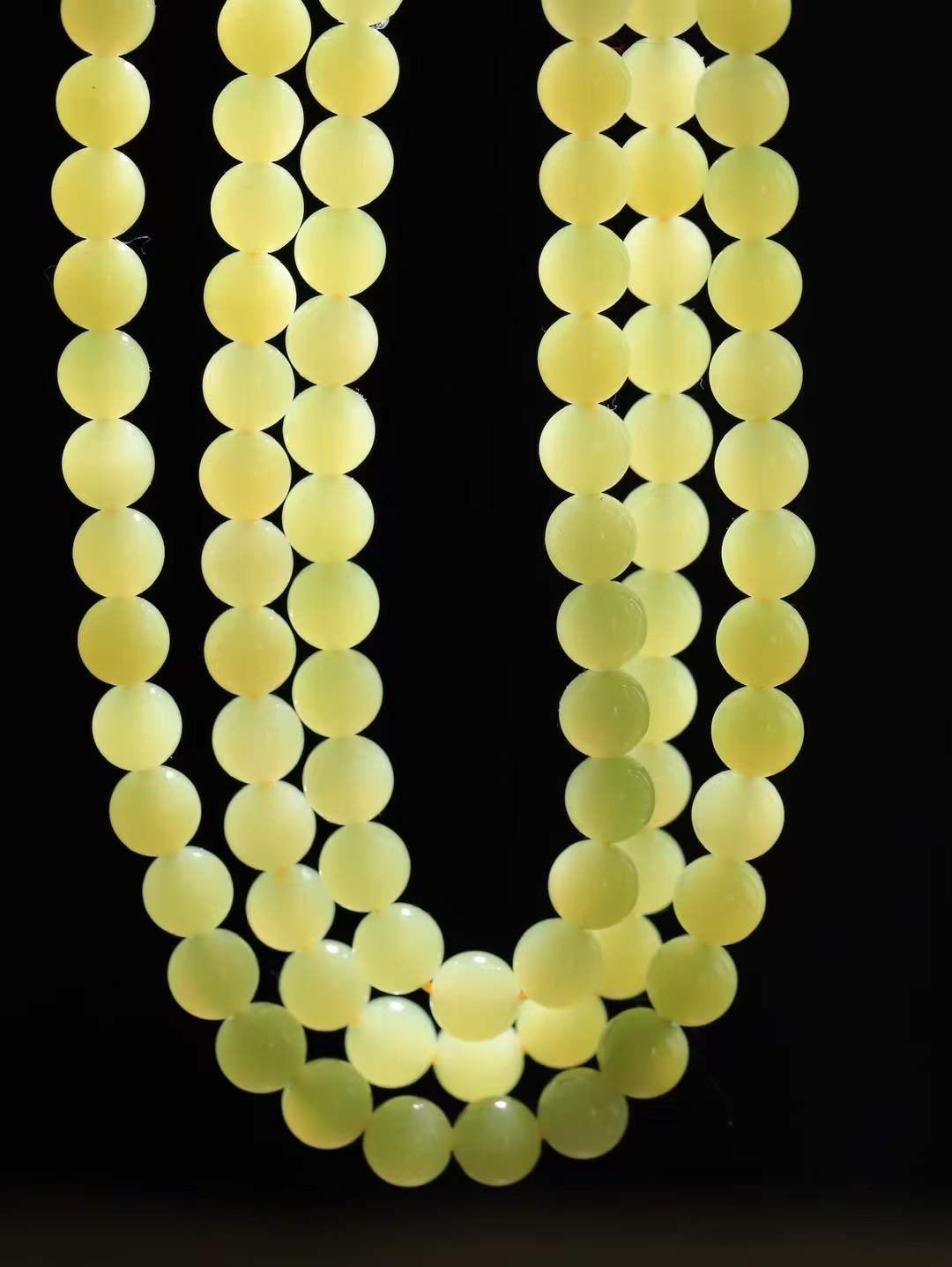 【珠圆玉润.项链】

精品和田玉黄口珠圆玉润项链 玉质细腻油润 饱满光滑 质朴无华，悠远简单，人心境界远，百世修炼深，心灵常驻善意持，觉悟人生百世修。重88.6克 尺寸取一8mm  FDL-22352022