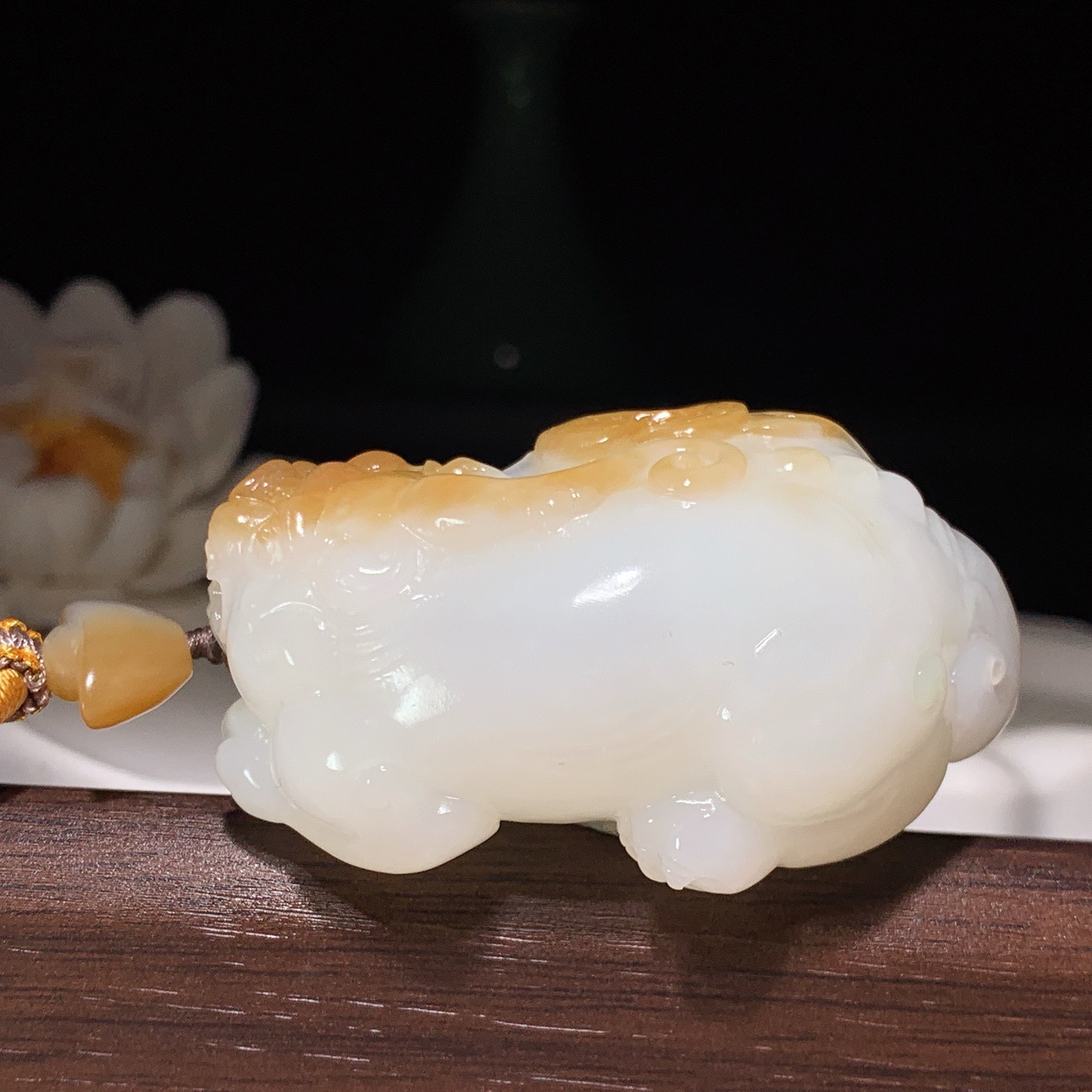 新疆和田玉且末糖羊脂白招财进宝貔貅挂件 尺寸55/35/24重77.8克。玉质细腻油润。手推出油。佩戴高端典雅。lt260321