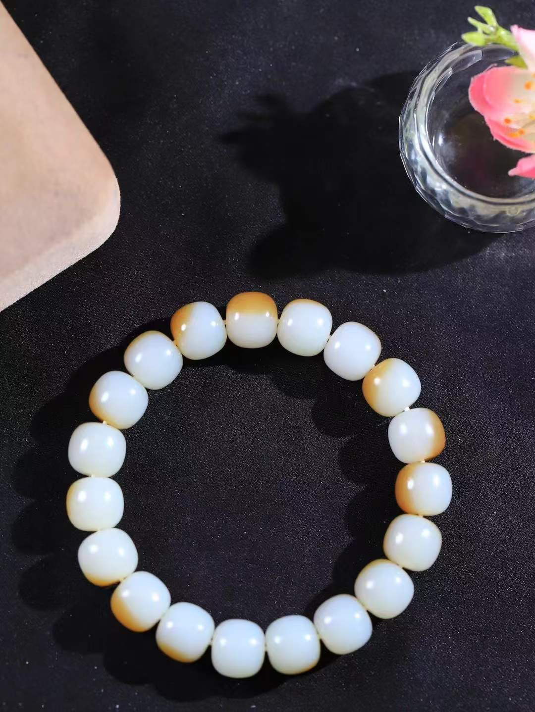 （老型珠.手串）

货头精选  和田玉糖白玉老型珠手串，玉质细腻油润 饱满光滑 质朴无华，悠远简单，人心境界远，百世修炼深，心灵常驻善意持，觉悟人生百世修  重41克    尺寸取一10-11mm    10171568A