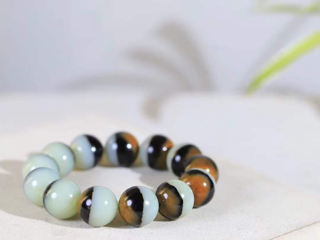 【珠圆玉润.手串】

精品和田玉三色珠圆玉润手串 玉质温润细腻  整串打磨圆润，佩戴舒适。珠珠落玉盘，间关莺语花底滑，一生美好时光，无论身在何处，都有它相伴相守。事事顺遂，幸福美满，吉祥如意。重111.3克 尺寸取一17.8mm  FDA-22101633