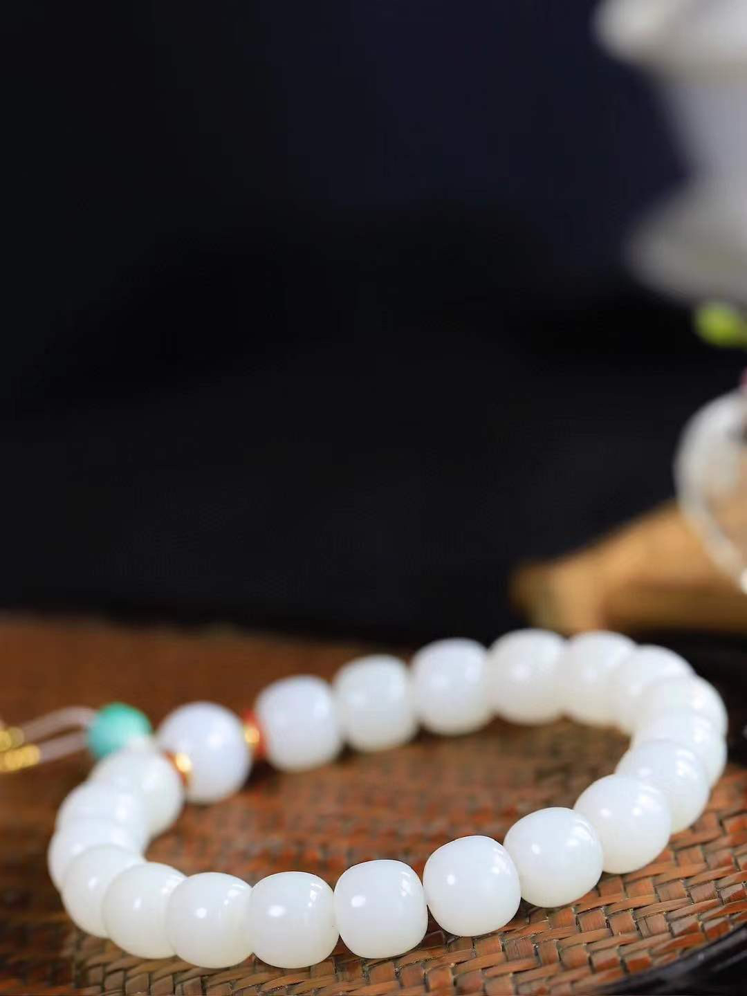 （老型珠.手串）

精品 和田玉白玉老型珠手串，玉质细腻油润 饱满光滑 质朴无华，悠远简单，人心境界远，百世修炼深，心灵常驻善意持，觉悟人生百世修。重46克    尺寸取一9.9-10.7mm    10351900A