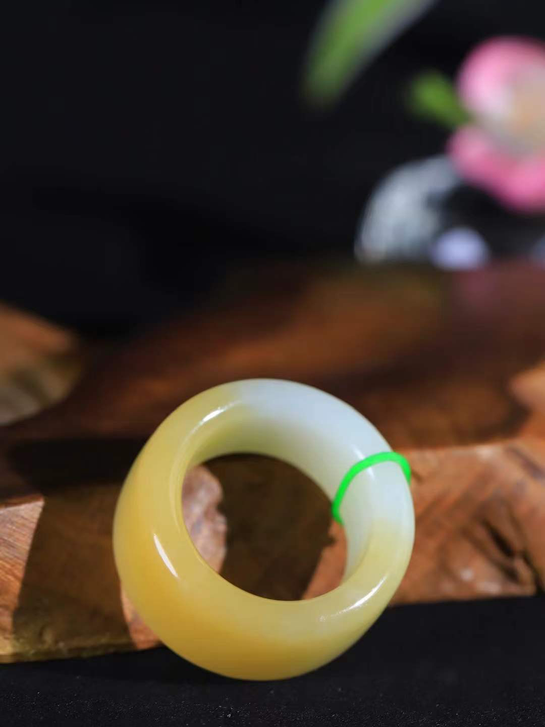 【古韵·扳指】

精品和田玉糖白玉扳指，玉质温润，油润感十足， 整器古韵生辉。优雅高贵。运筹帷幄于掌中，决胜于千里之外。
重17.8克 内径圈口22mm  尺寸14.8-5.4mm  FDT-59321929