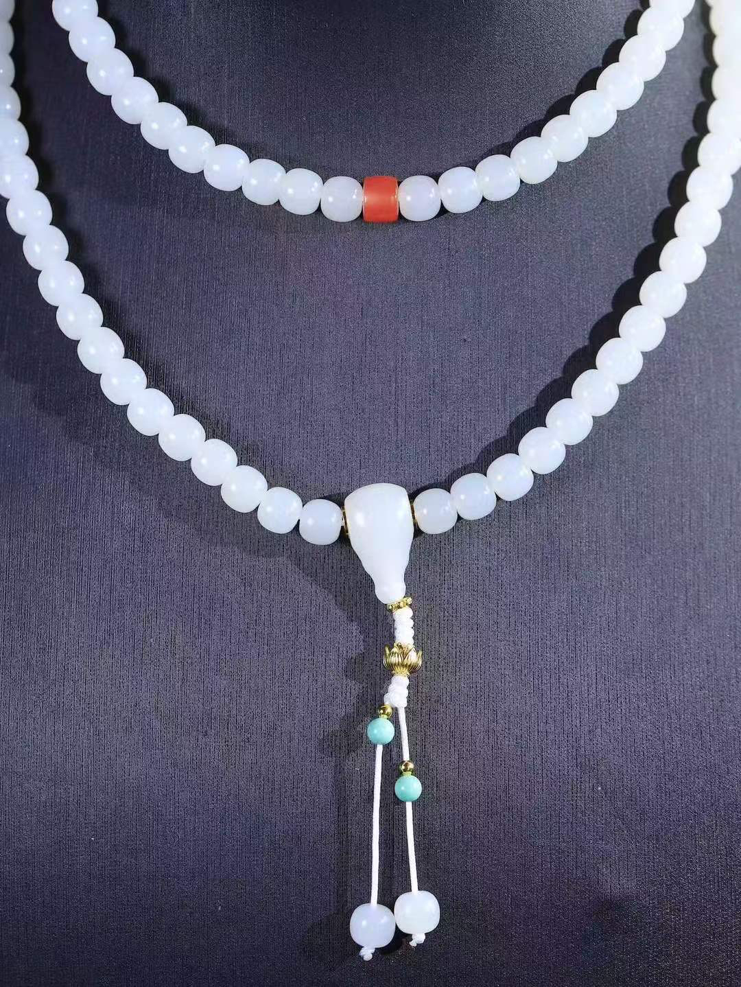 【链.108】

精品和田玉白玉老型珠108挂链 玉质温润细腻 油性十足 佩戴舒适。珠珠落玉盘，间关莺语花底滑，一生美好时光，无论身在何处，都有它相伴相守。事事顺遂，幸福美满，吉祥如意。重59.6克 尺寸取一6.1-6.8mm FDA-78351992