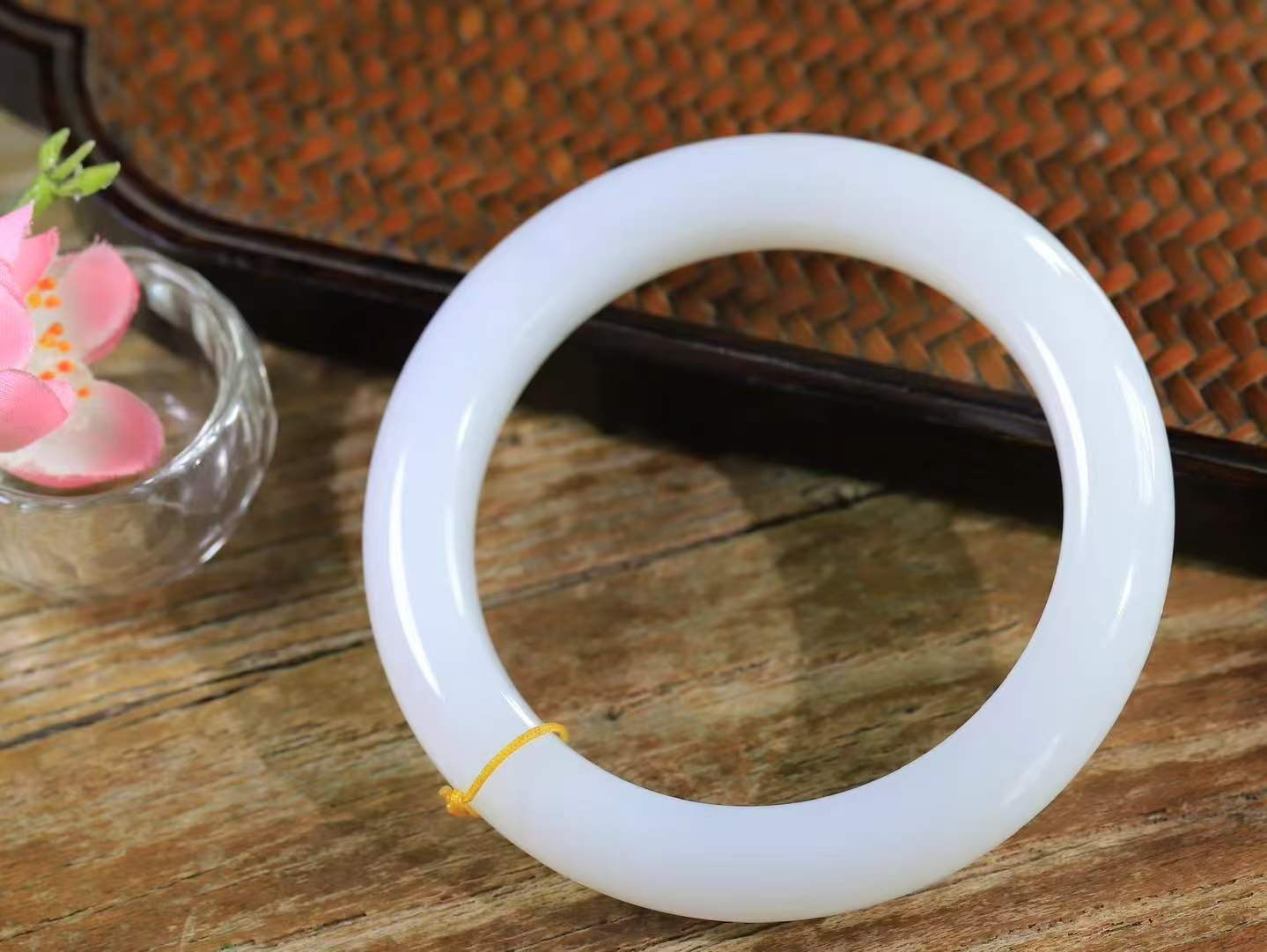 （温柔雅致.手镯）

精品️和田玉白玉手镯。镯型饱满，温润细腻，脂润沁香。️执一卷书，沏一盏茶，着一袭裙，戴一只镯。淡淡浅笺，素心若兰，静赏玉中诗画。悠悠岁月，芊手轻摘，盛满诗样芳华。重79克   尺寸60.5-13-11.2mm    FDL-66361933