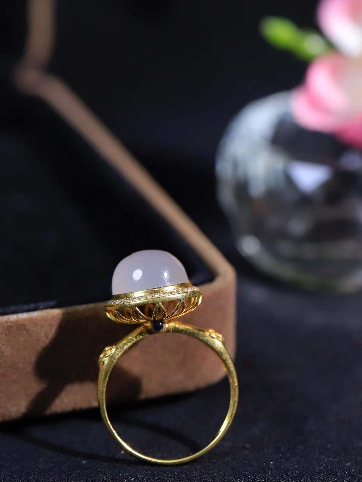 【金镶玉.戒指】

精品和田玉烟紫Au750金戒指 玉质细腻温润 油性十足 ，不论时光如何流转变化，这枚戒指始终闪耀着最初的光芒。精工镶嵌18K金 （保真金 可检测贵金属18K金） 重3.68克 尺寸17-10mm 781201255A