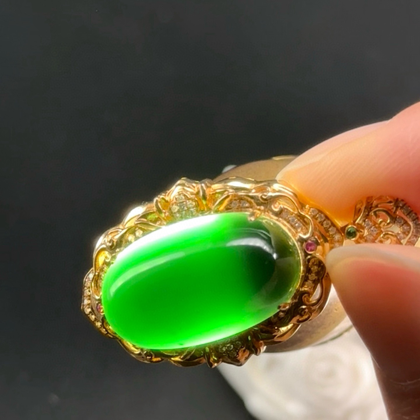 精品18k墨翠蛋面吊坠 种好色正 黑度极好 打灯通透 油性十足 尺寸36