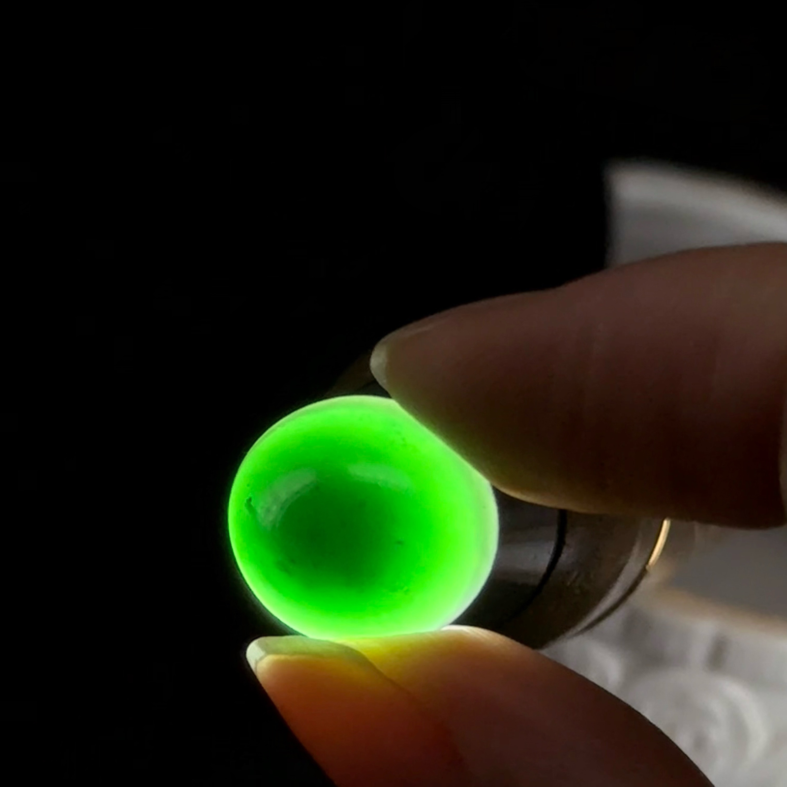 精品墨翠蛋面裸石 戒面 种好色正 黑度极好 打灯通透饱满大气 尺寸15.5