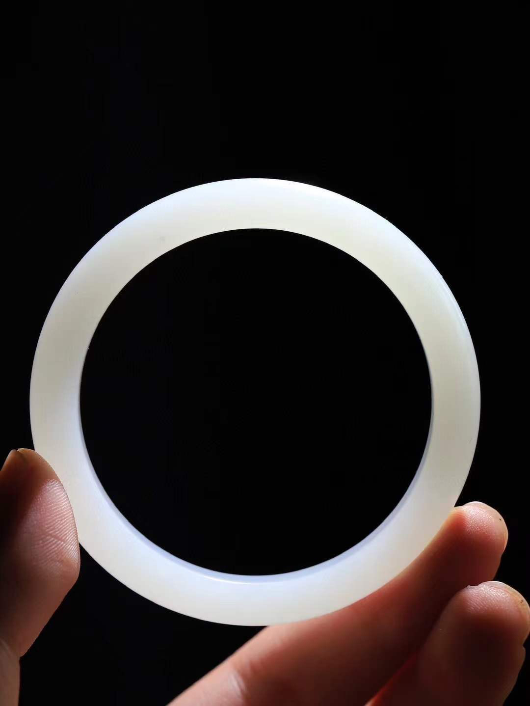 【婉约佳人.手镯】

精品️和田玉白玉手镯 玉质温润细腻 油性十足 手感舒适，高华雅逸，线条流畅，简约大气，美自天成，素雅高贵。佩戴于腕间，婉约之美，举手投足间透出那份低调奢华。重34克 内径54.5mm  尺寸9.4-7.6mm   FDA-78321933