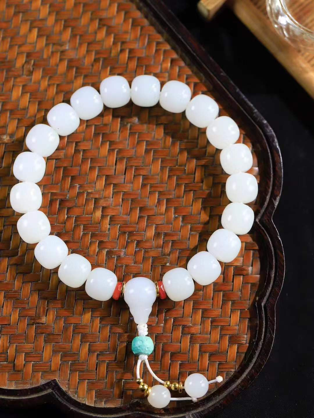 （老型珠.手串）

精品 和田玉白玉老型珠手串，玉质细腻油润 饱满光滑 质朴无华，悠远简单，人心境界远，百世修炼深，心灵常驻善意持，觉悟人生百世修。重46克    尺寸取一9.9-10.7mm    10351900A