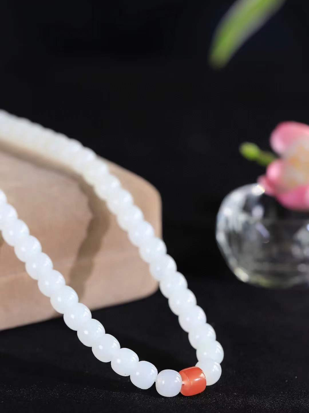 【链.108】

精品和田玉白玉老型珠108挂链 玉质温润细腻 油性十足 佩戴舒适。珠珠落玉盘，间关莺语花底滑，一生美好时光，无论身在何处，都有它相伴相守。事事顺遂，幸福美满，吉祥如意。重59.6克 尺寸取一6.1-6.8mm FDA-78351992