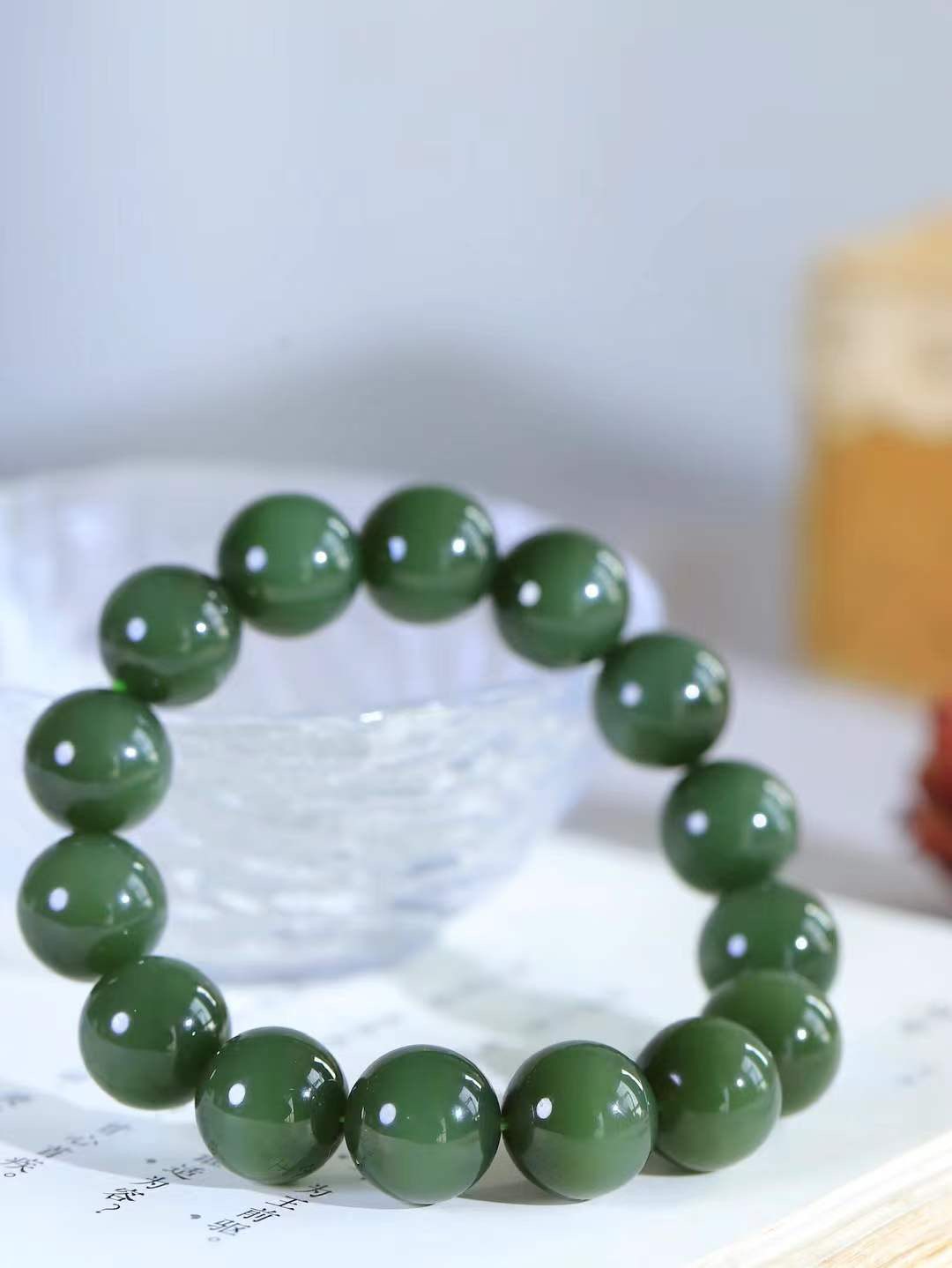 【珠圆玉润.手串】

精品️和田玉碧玉猫眼珠圆玉润手串 玉质温润细腻  整串打磨圆润，佩戴舒适。珠珠落玉盘，间关莺语花底滑，一生美好时光，无论身在何处，都有它相伴相守。事事顺遂，幸福美满，吉祥如意。重67克 尺寸取一14.2mm FDT-16352013