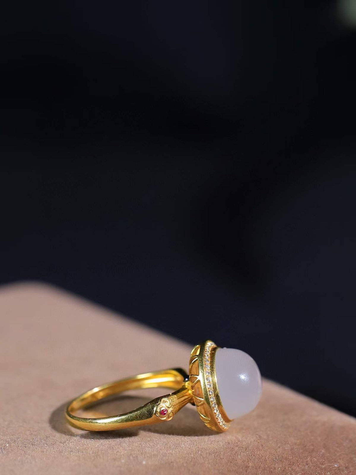 【金镶玉.戒指】

精品和田玉烟紫Au750金戒指 玉质细腻温润 油性十足 ，不论时光如何流转变化，这枚戒指始终闪耀着最初的光芒。精工镶嵌18K金 （保真金 可检测贵金属18K金） 重3.68克 尺寸17-10mm 781201255A