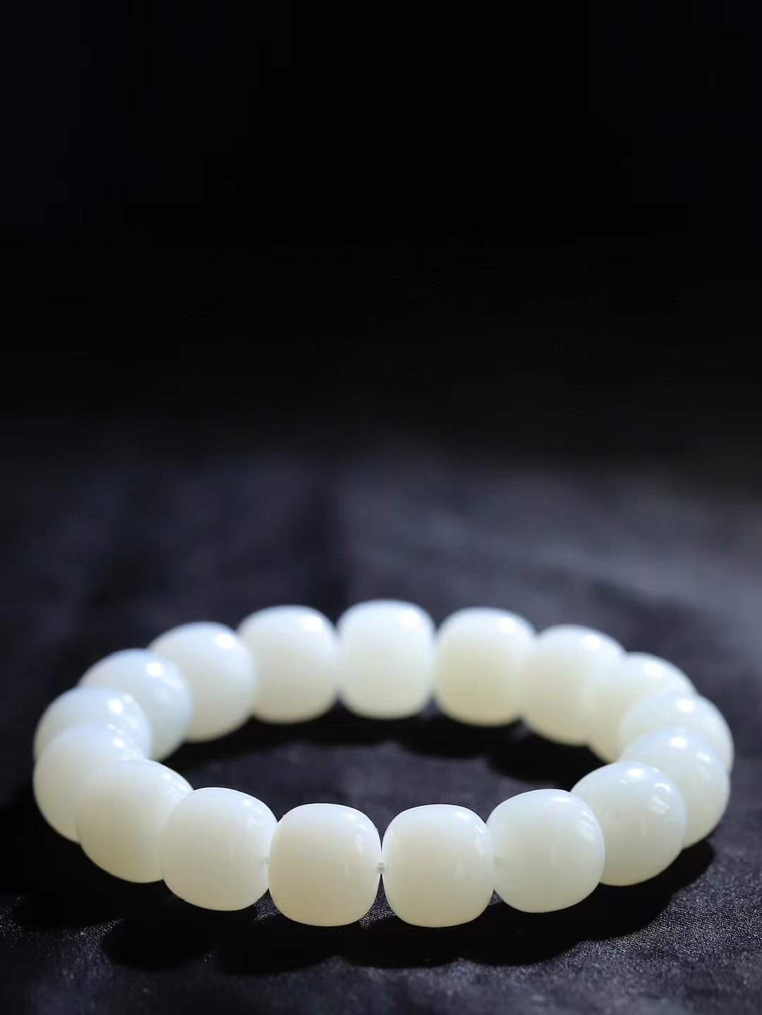 （老型珠.手串）

精品️和田玉白玉老型珠手串，也可做手持，玉质细腻油润 饱满光滑 质朴无华，悠远简单，人心境界远，百世修炼深，心灵常驻善意持，觉悟人生百世修。重74.5克    尺寸取一12.5-14mm    54301901L