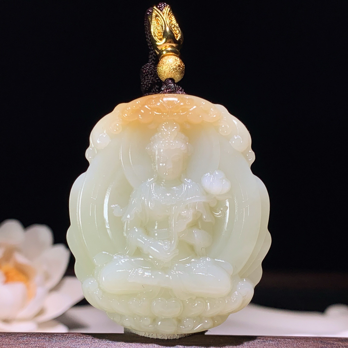新疆和田玉且末糖坐莲观音挂件 尺寸48/41/12重46.5克。玉质细腻油润。手推出油。佩戴高端典雅