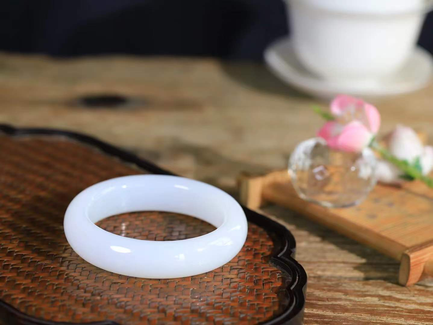 【柔情素语·手镯】

收藏级臻品和田玉白玉手镯，玉质细腻温润，手感舒适，️线条流畅，简约大气