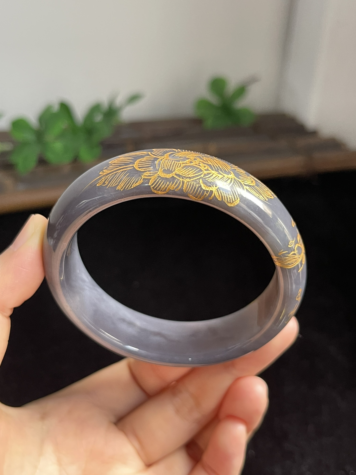 正圈55.5圈口，和田玉手镯，表面颜色为人工绘制