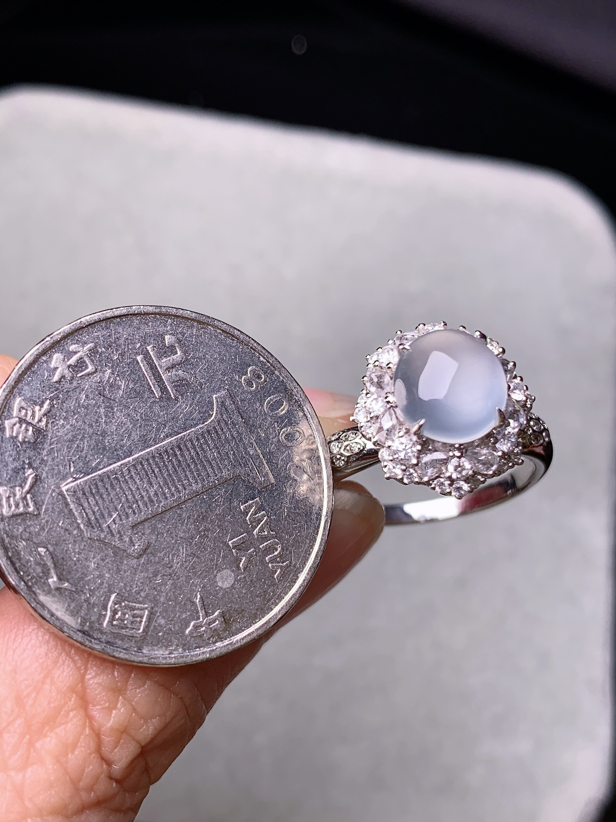 18k金钻镶嵌冰种蛋面戒指 玉质细腻 色泽艳丽清新 水润亮眼 圈口13.5 整体尺寸13.2*13*10.8t1