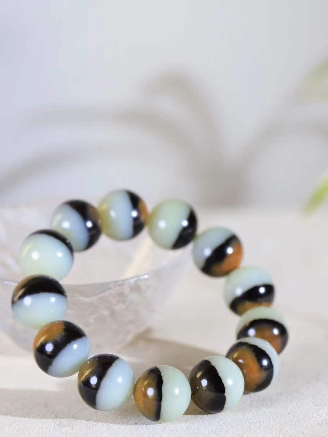 【珠圆玉润.手串】

精品和田玉三色珠圆玉润手串 玉质温润细腻  整串打磨圆润，佩戴舒适。珠珠落玉盘，间关莺语花底滑，一生美好时光，无论身在何处，都有它相伴相守。事事顺遂，幸福美满，吉祥如意。重111.3克 尺寸取一17.8mm  FDA-22101633