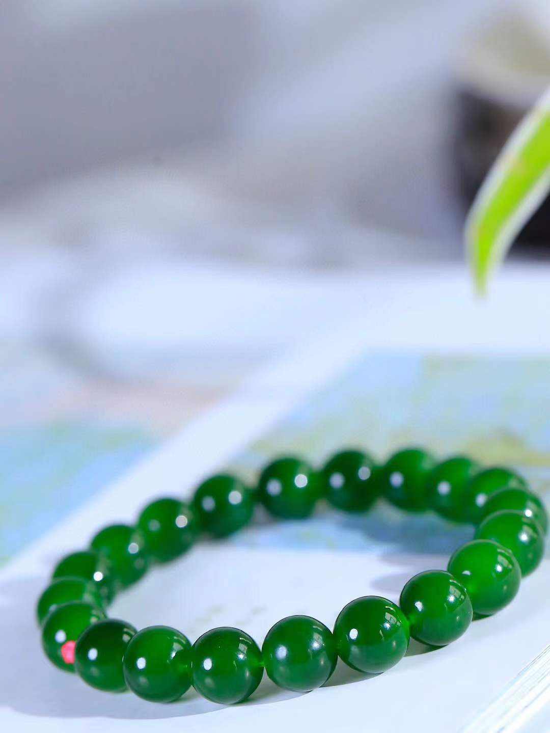 【珠圆玉润.手串】

精品️和田玉碧玉珠圆玉润手串 玉质温润细腻  整串打磨圆润，佩戴舒适。珠珠落玉盘，间关莺语花底滑，一生美好时光，无论身在何处，都有它相伴相守。事事顺遂，幸福美满，吉祥如意。重31克 尺寸取一10mm  FDA-22361933