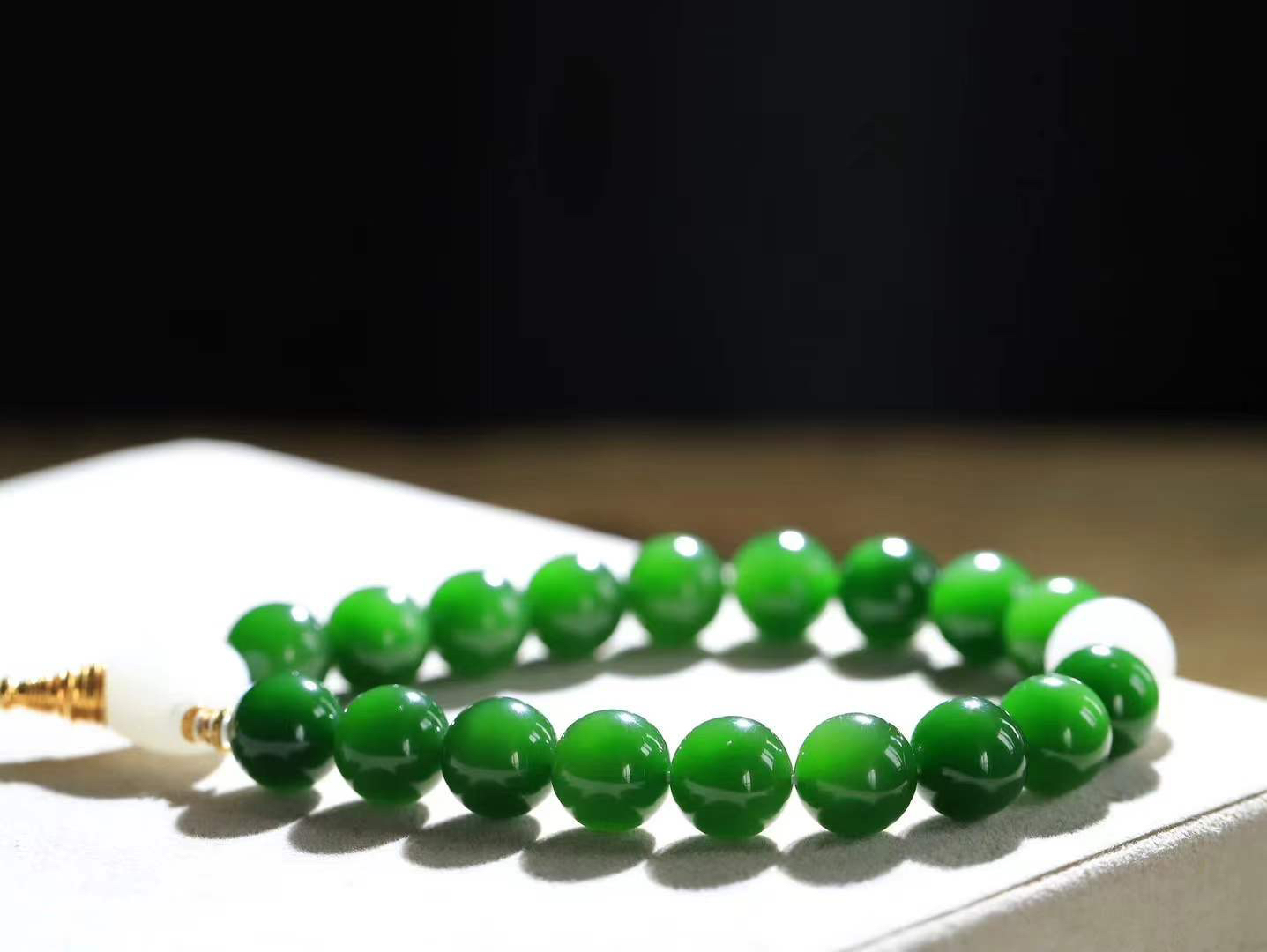 【珠圆玉润.手持】

收藏级臻品️和田玉碧玉珠圆玉润手持，也可做项链，玉质温润细腻  整串打磨圆润，佩戴舒适。珠珠落玉盘，间关莺语花底滑，一生美好时光，无论身在何处，都有它相伴相守。事事顺遂，幸福美满，吉祥如意。重63.6克 尺寸取一12mm  FDA-11372033