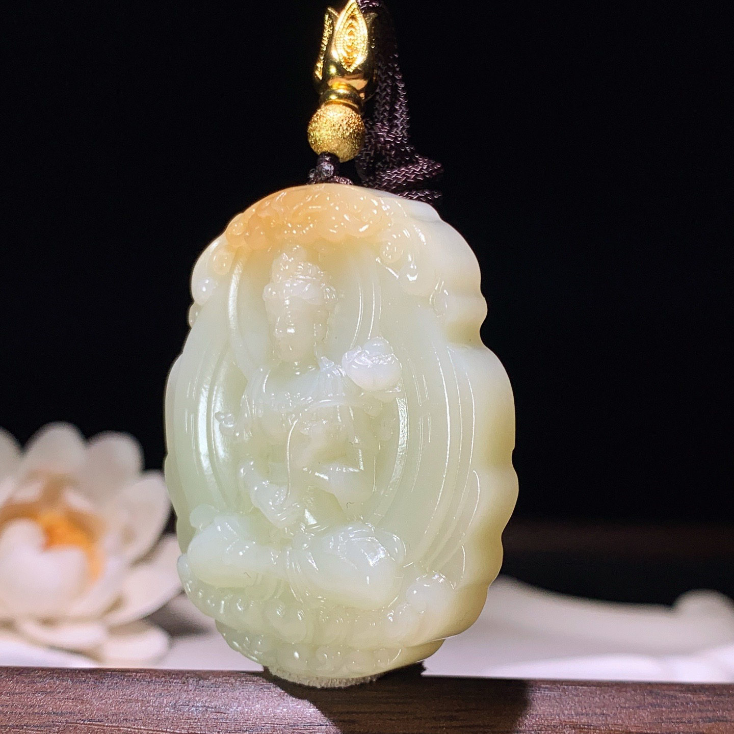 新疆和田玉且末糖坐莲观音挂件 尺寸48/41/12重46.5克。玉质细腻油润。手推出油。佩戴高端典雅