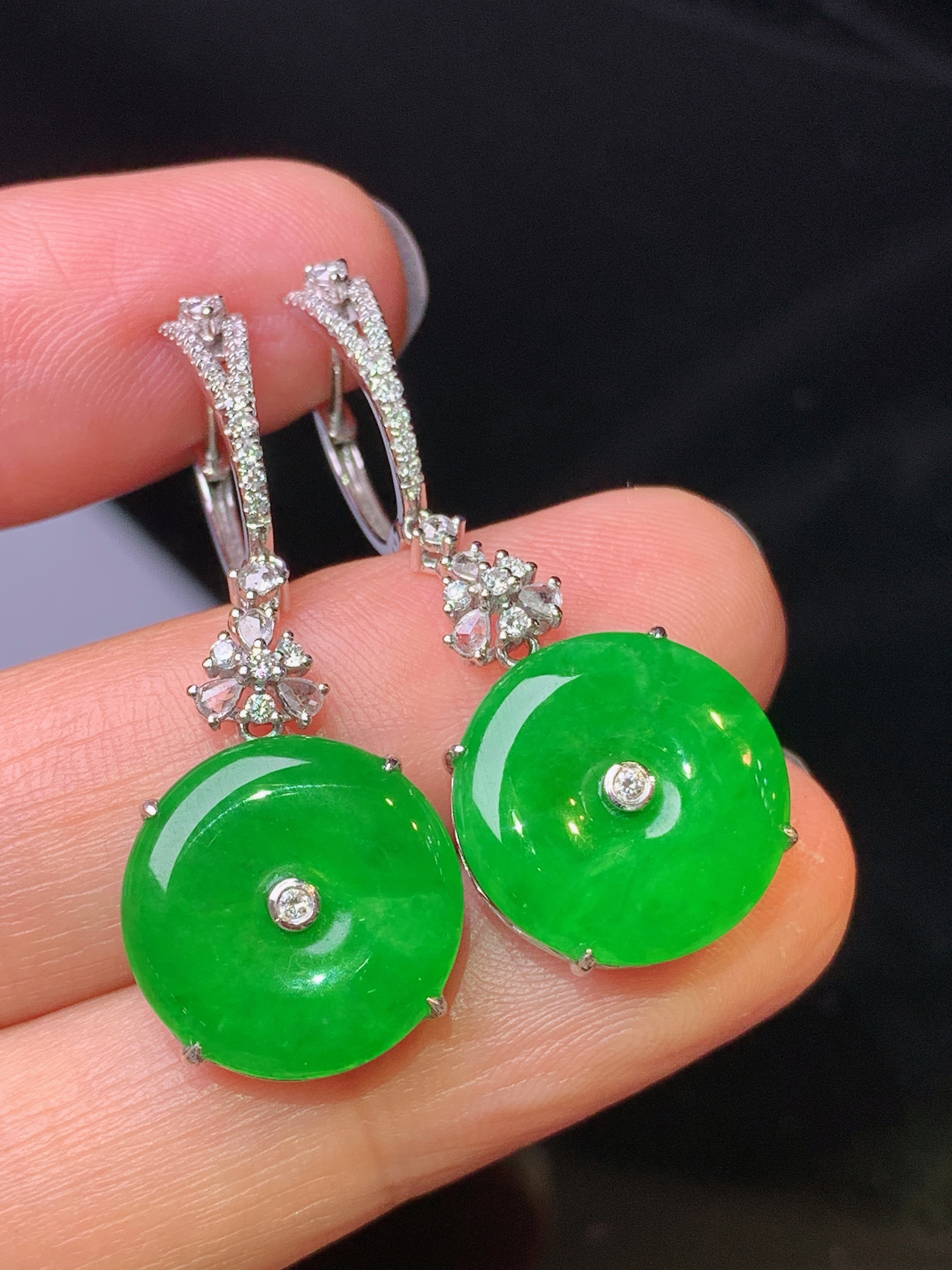 18k金钻镶嵌满绿平安扣耳坠 吊坠 玉质细腻 色泽艳丽清新 水润亮眼 整体尺寸35*13.8*5.5