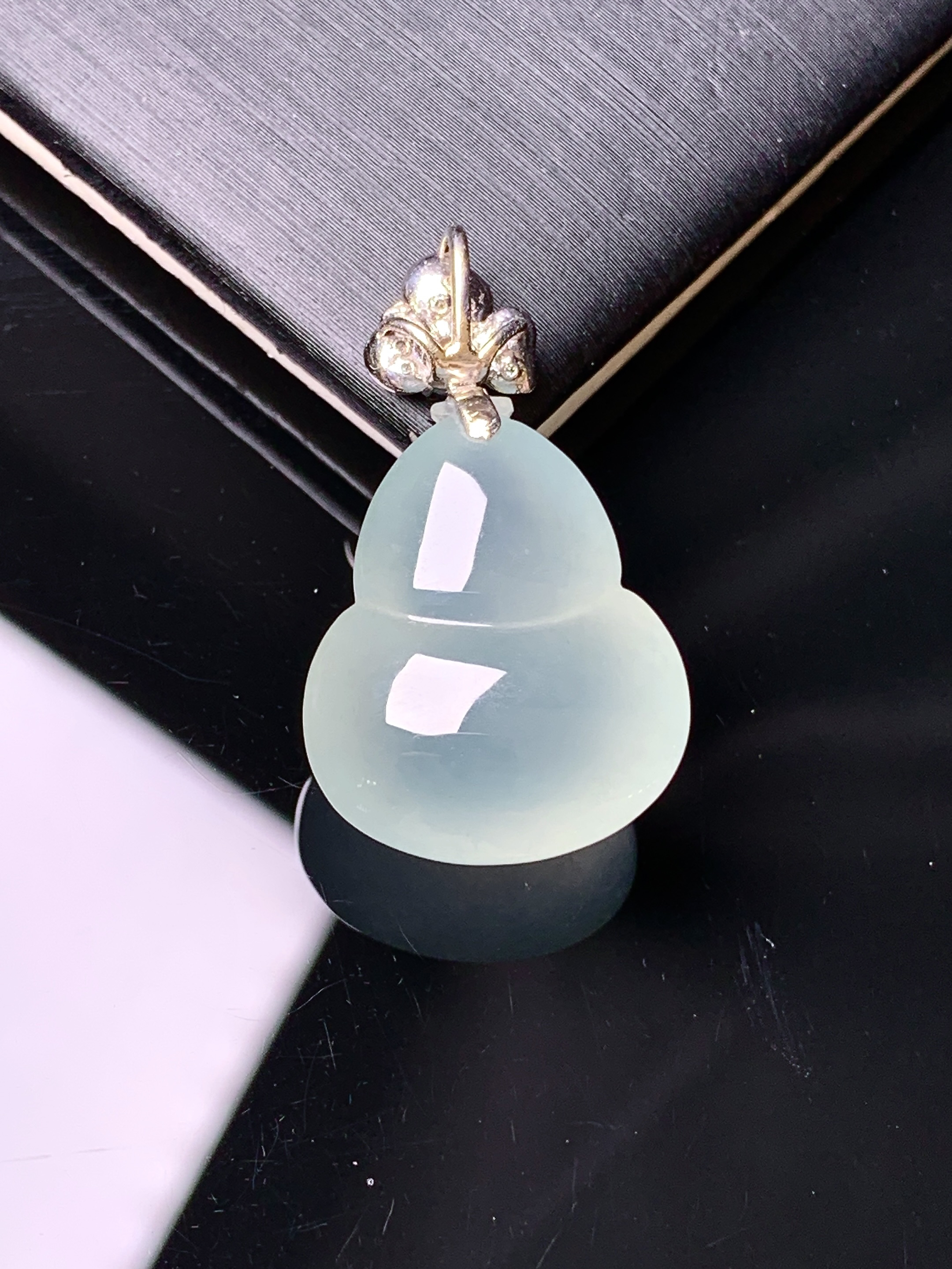 18k金钻镶嵌冰种葫芦吊坠 玉质细腻 色泽艳丽清新 水润亮眼 整体尺寸28.3*16.5*10.3*2x