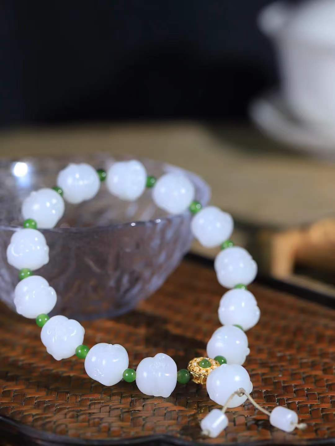 （弥勒笑佛.手串）

精品和田玉白玉弥勒佛手串，脂粉浓郁，玉质细腻温润，油性十足，颗颗精雕笑佛，笑容可掬，让人如沐春风，笑语吟吟，寓意待人宽厚，遇事大度，能屈能伸，️福佛相伴，福运连绵。给佩戴者带来平安 。尺寸取一11.5-11.7-11.3mm重37.5克FDA-80171963