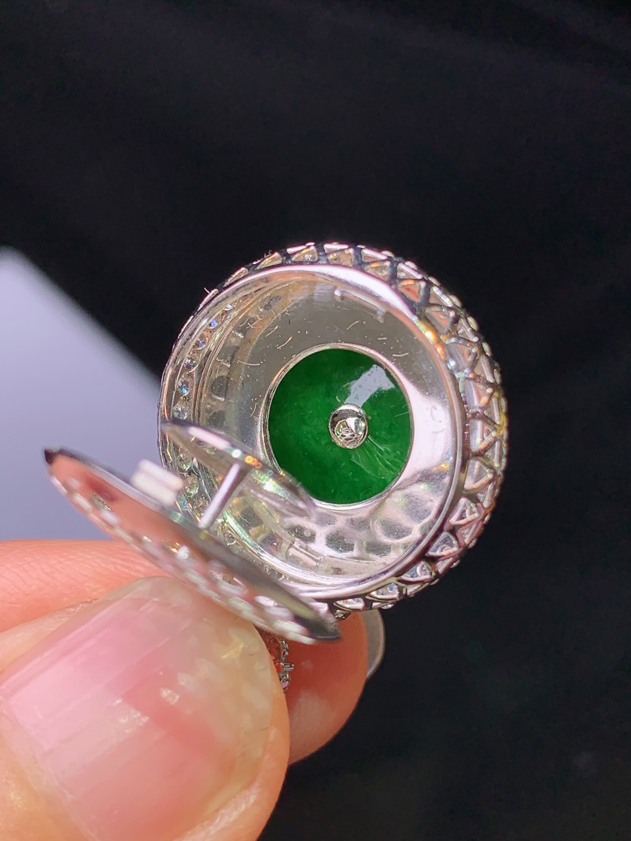 18k金钻镶嵌满绿平安扣吊坠 玉质细腻 色泽艳丽清新 水润亮眼 整体尺寸26.8*19*9.5g1