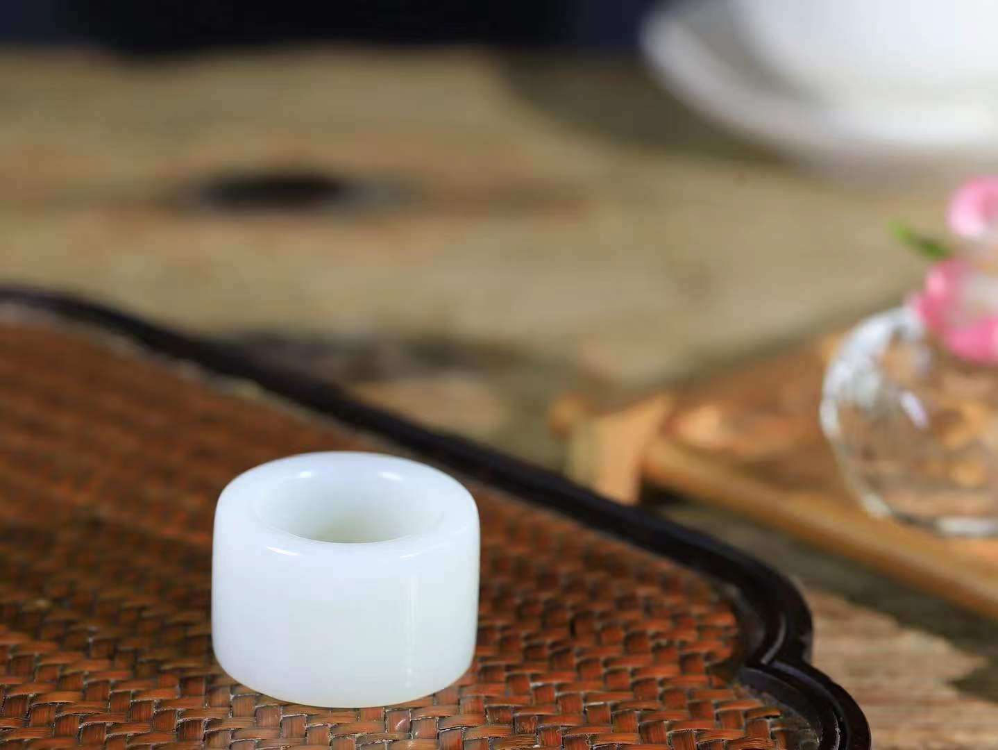 【古韵·扳指】

精品和田玉白玉扳指，玉质温润，油润感十足， 整器古韵生辉。优雅高贵。运筹帷幄