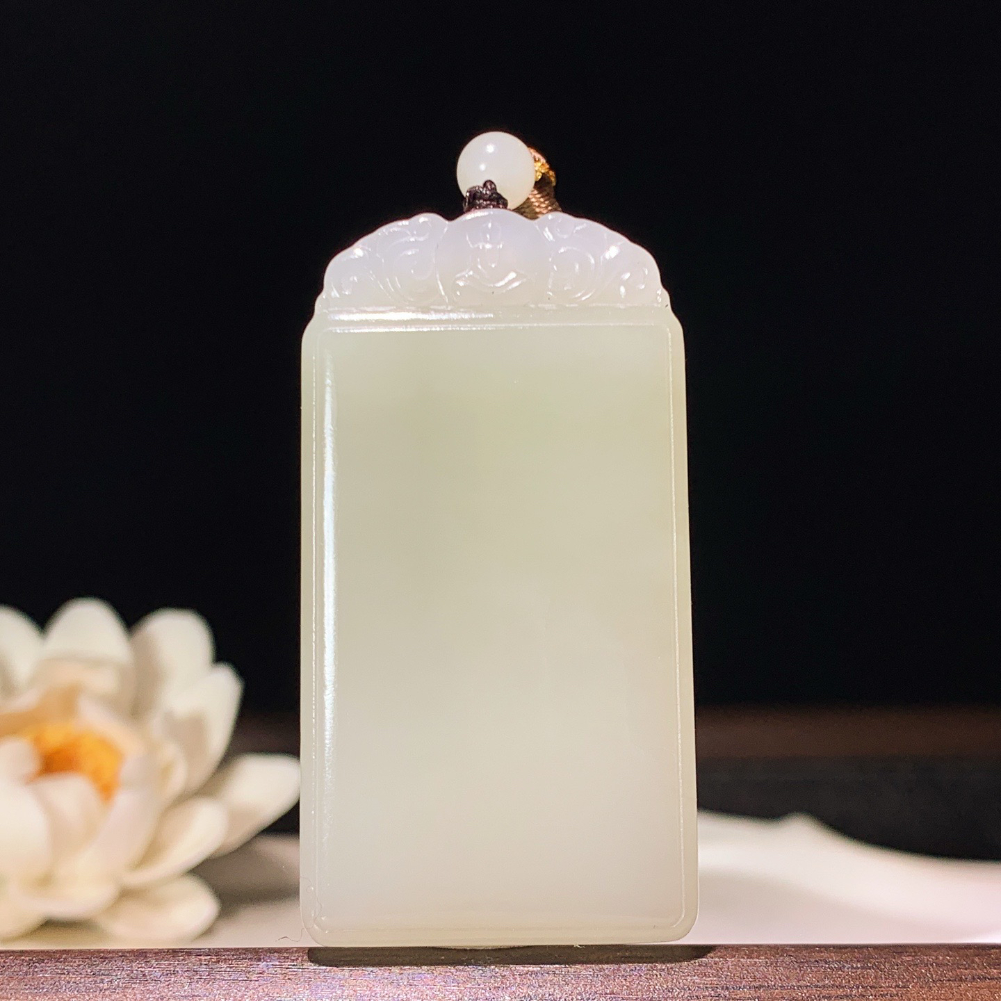 和田玉青海翠翠青平安无事牌挂件 尺寸64/28/11重48克。玉质细腻油润。手推出油。佩戴高端典雅。