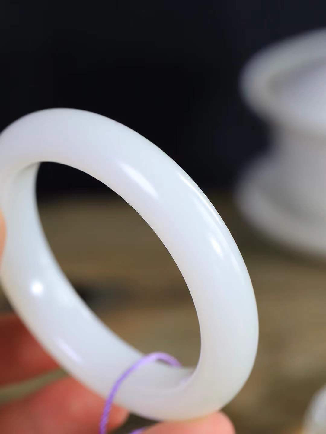 【花样年华·手镯】

收藏级臻品和田玉白玉手镯，质地油润细腻，色泽高贵典雅，镯型古朴典雅。在诗情画意的雨巷相遇，你是我腕间的一抹风情，有你眸有深情，清风荡漾湖间静水，我愿俯身低眉，在烟波涟漪处，寻你深情倩影。内径57mm尺寸13.7-10.2mm 重69.3克。fDL-36301988