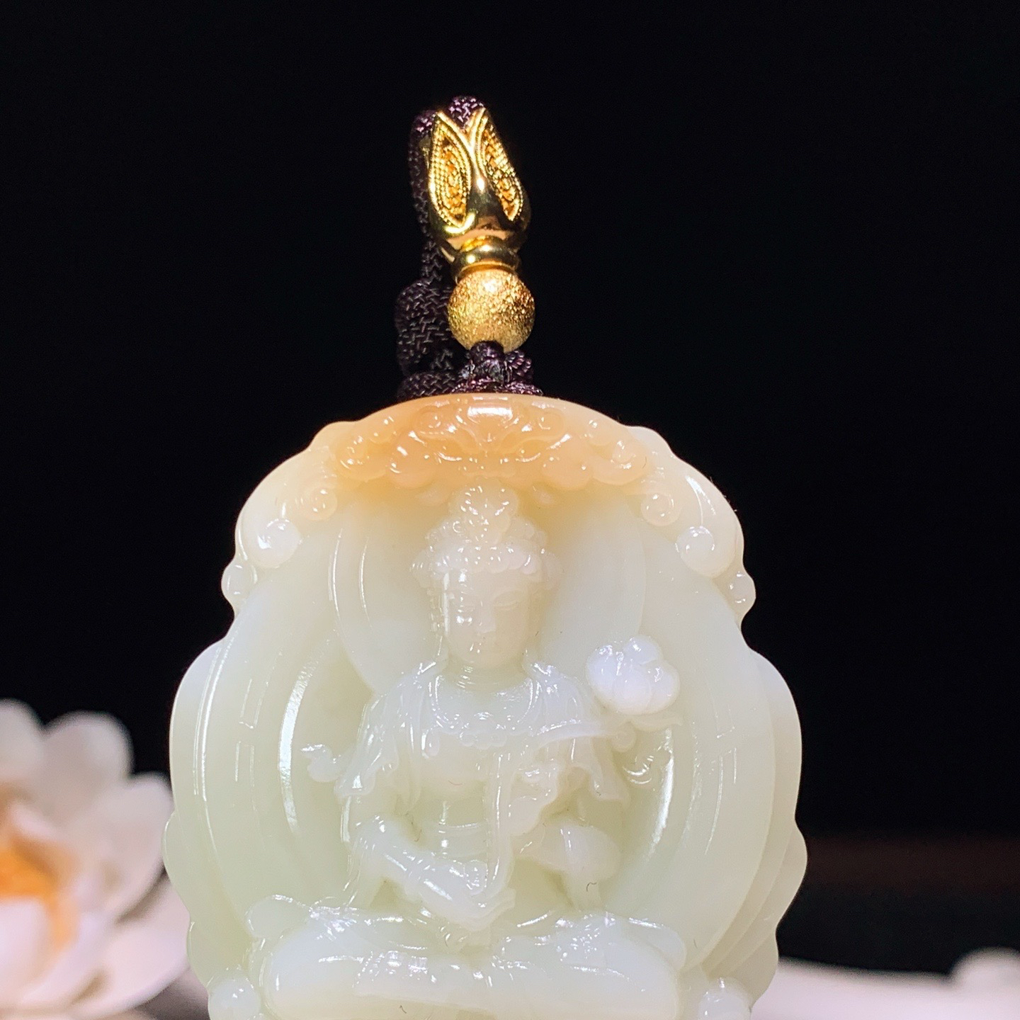 新疆和田玉且末糖坐莲观音挂件 尺寸48/41/12重46.5克。玉质细腻油润。手推出油。佩戴高端典雅。lt260321