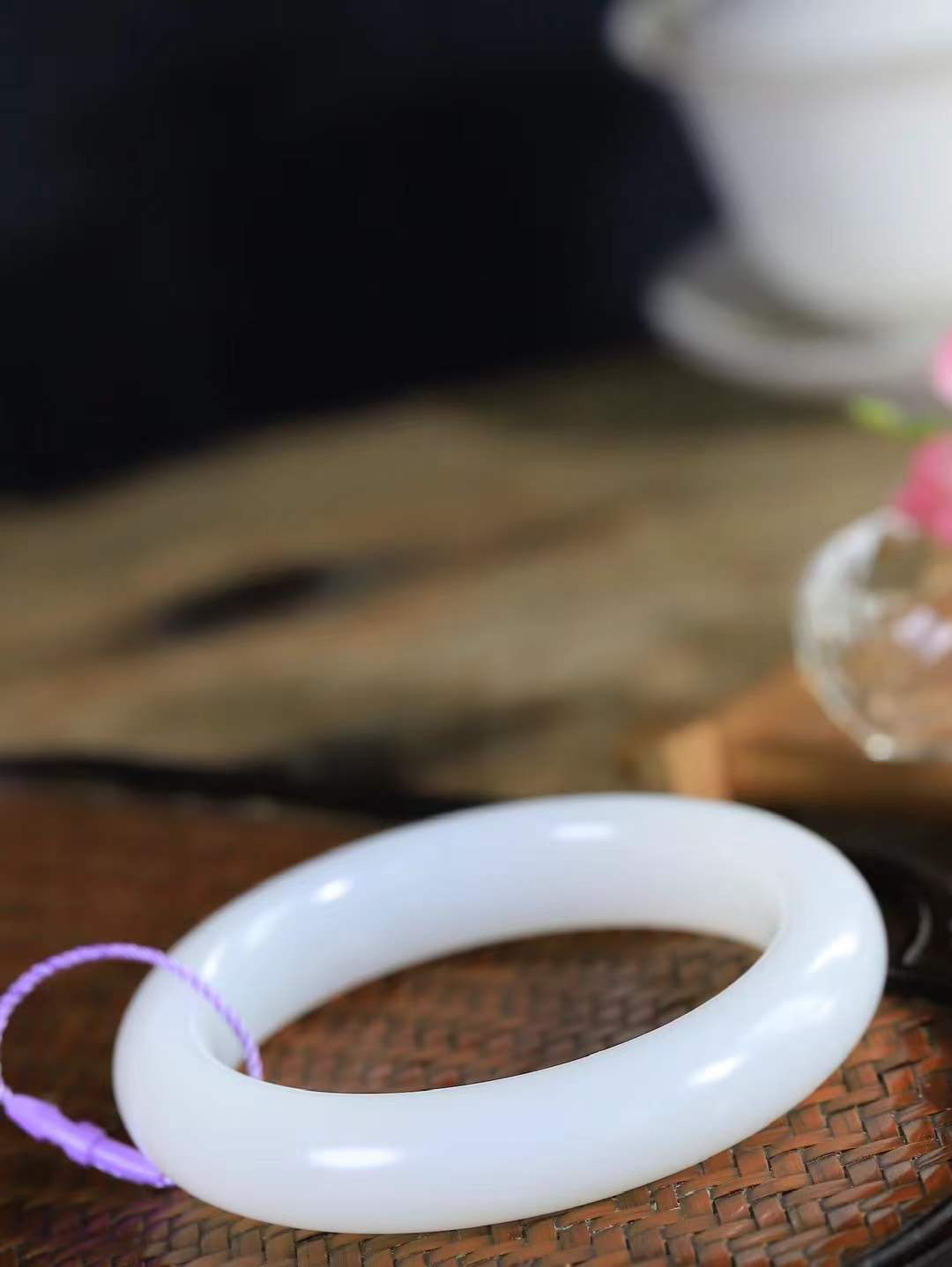 【花样年华·手镯】

收藏级臻品和田玉白玉手镯，质地油润细腻，色泽高贵典雅，镯型古朴典雅。在诗情画