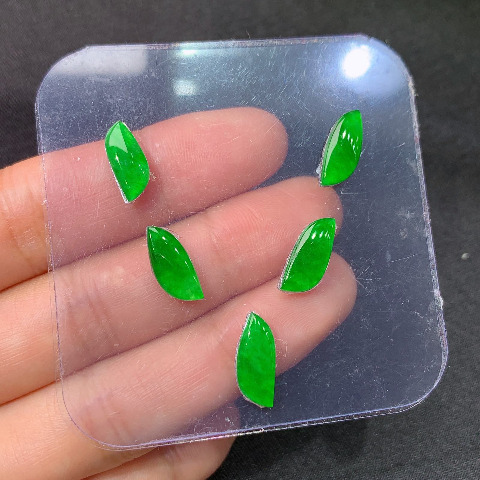 冰阳绿随形一手，镶嵌佳品，冰润色阳，玉质细腻，种水足，Jm 尺寸12.3*4.6*2