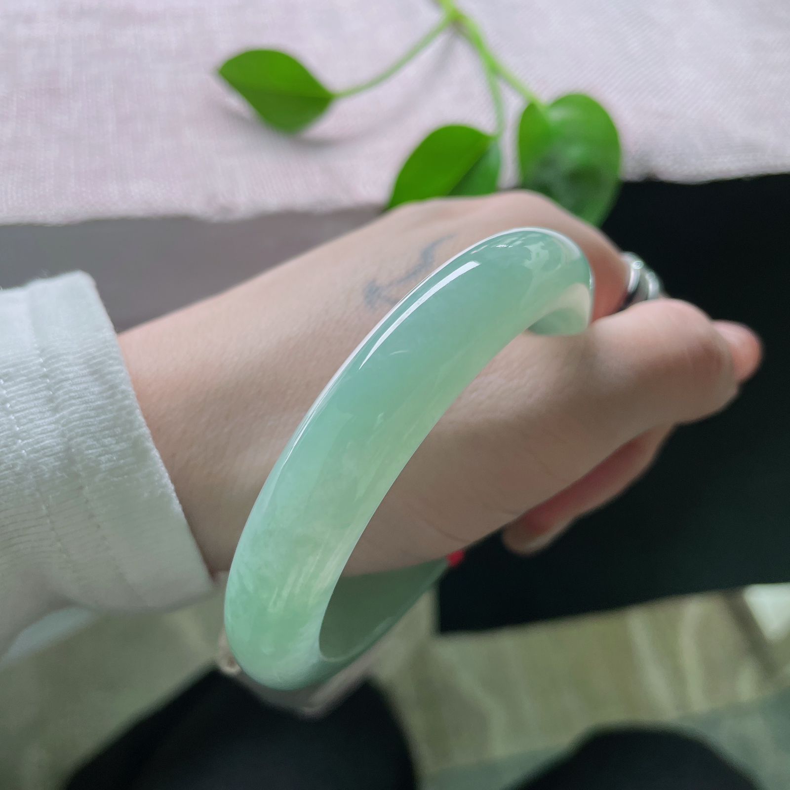 58.4/12.1/8.6绿底正圈，水润细腻，种老，悠悠的云里有淡淡的诗，贵气，完美