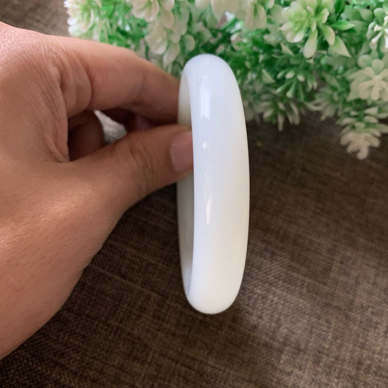 57.5圈口和田玉羊脂白手镯【挽间柔情】，精品荔枝冻冰白手镯，镯型古朴典雅。在诗情画意的雨巷相遇，你