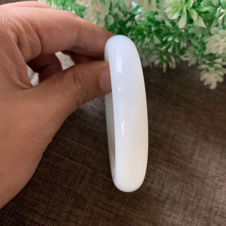 57.5圈口和田玉羊脂白手镯【挽间柔情】，精品荔枝冻冰白手镯，镯型古朴典雅。在诗情画意的雨巷相遇，你