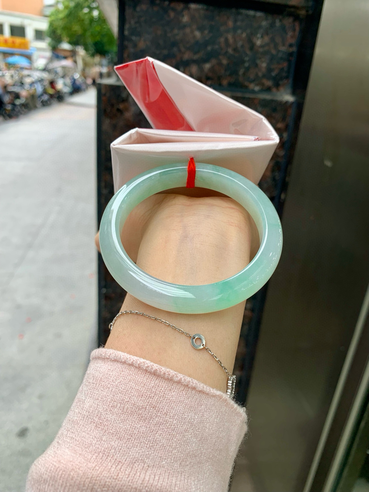 飘绿花正圈
57.1-11.1-8.4
完美，底妆冰润，满圈飘绿花点缀，简约却充满灵气，清新如芽，宛若自然的画卷凝结于腕间，静中带动，韵味悠长。