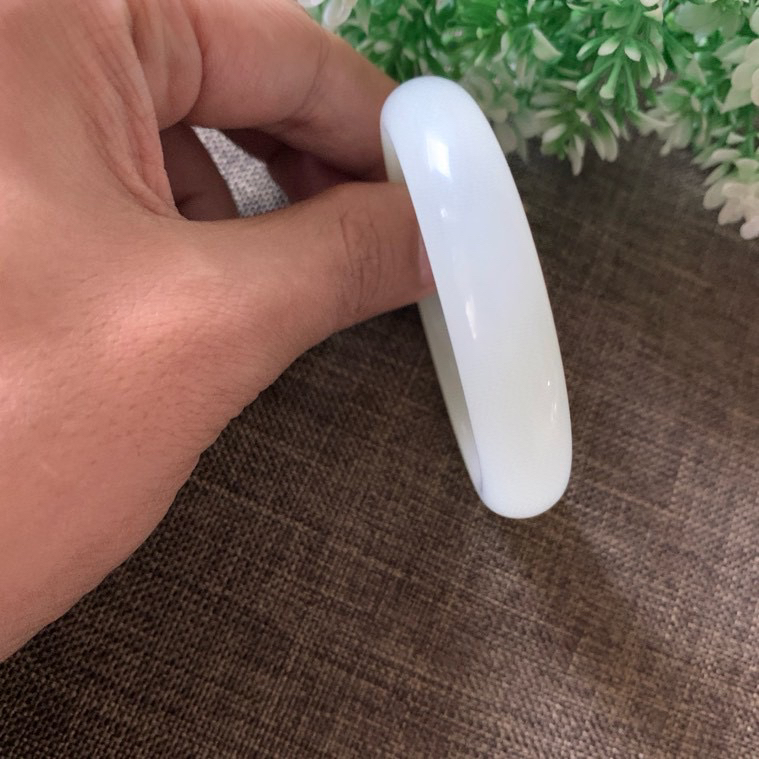 50圈口和田玉羊脂白手镯，精品荔枝冻冰白手镯，镯型古朴典雅。在诗情画意的雨巷相遇，你是我腕间的一抹风情，有你眸有深情.清风荡漾湖间静水，我愿俯身低眉，在烟波涟漪处寻你
