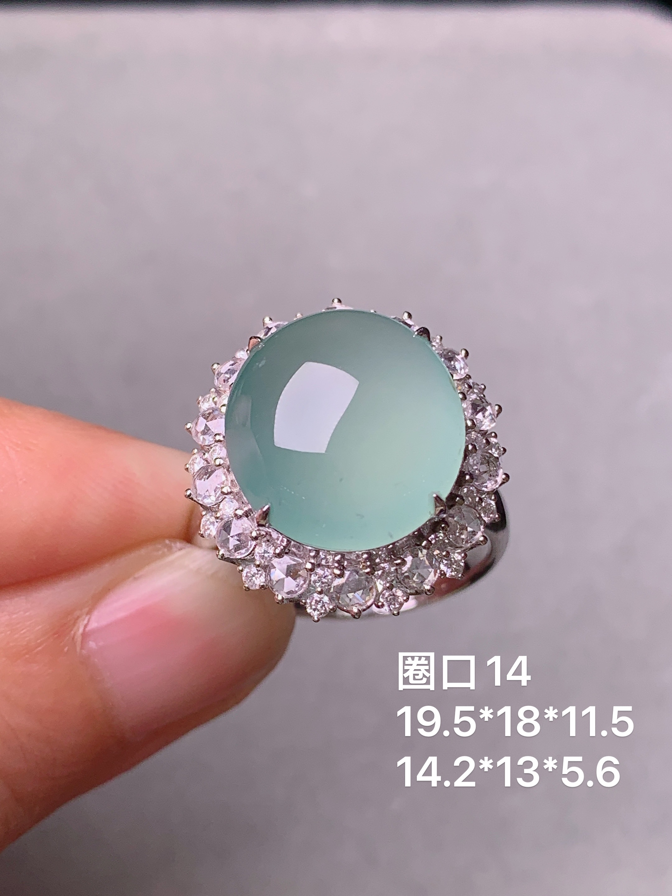 18k金钻镶嵌冰种晴绿蛋面戒指 玉质细腻 色泽艳丽清新 水润亮眼 圈口14 整体尺寸19.5*18*11.5t1