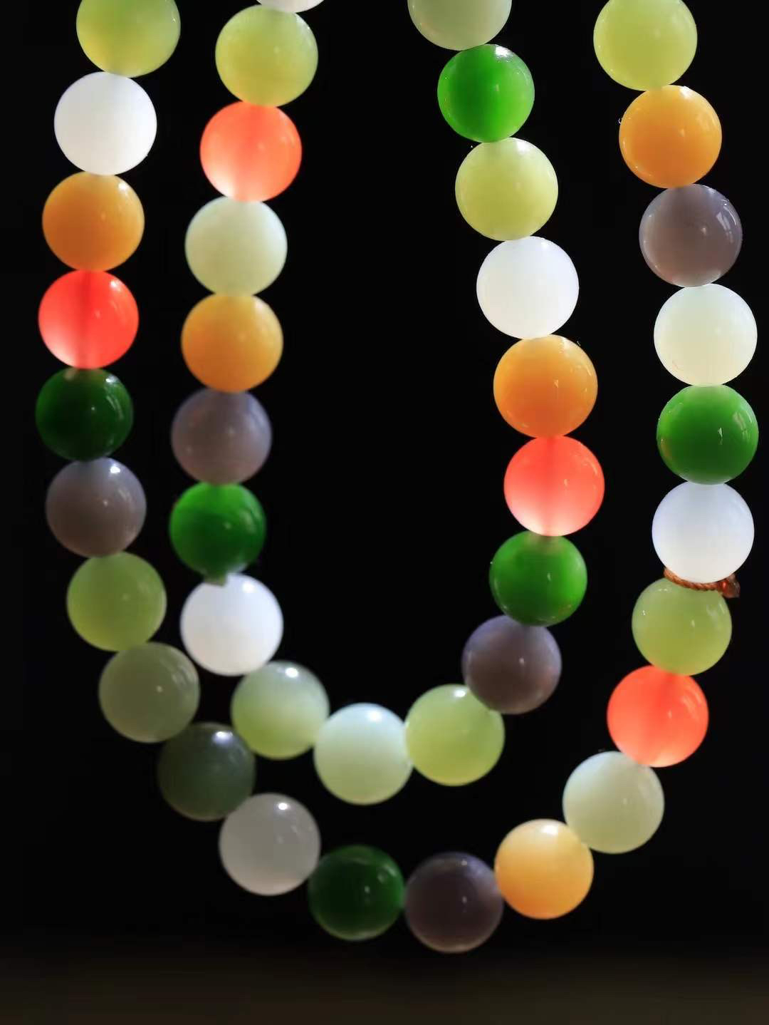 【珠圆玉润.项链】

精品和田玉多宝珠圆玉润项链 玉质细腻油润 饱满光滑 质朴无华，悠远简单，人心境界远，百世修炼深，心灵常驻善意持，觉悟人生百世修。重71.2克 尺寸取一9.7mm  FDL-22352022