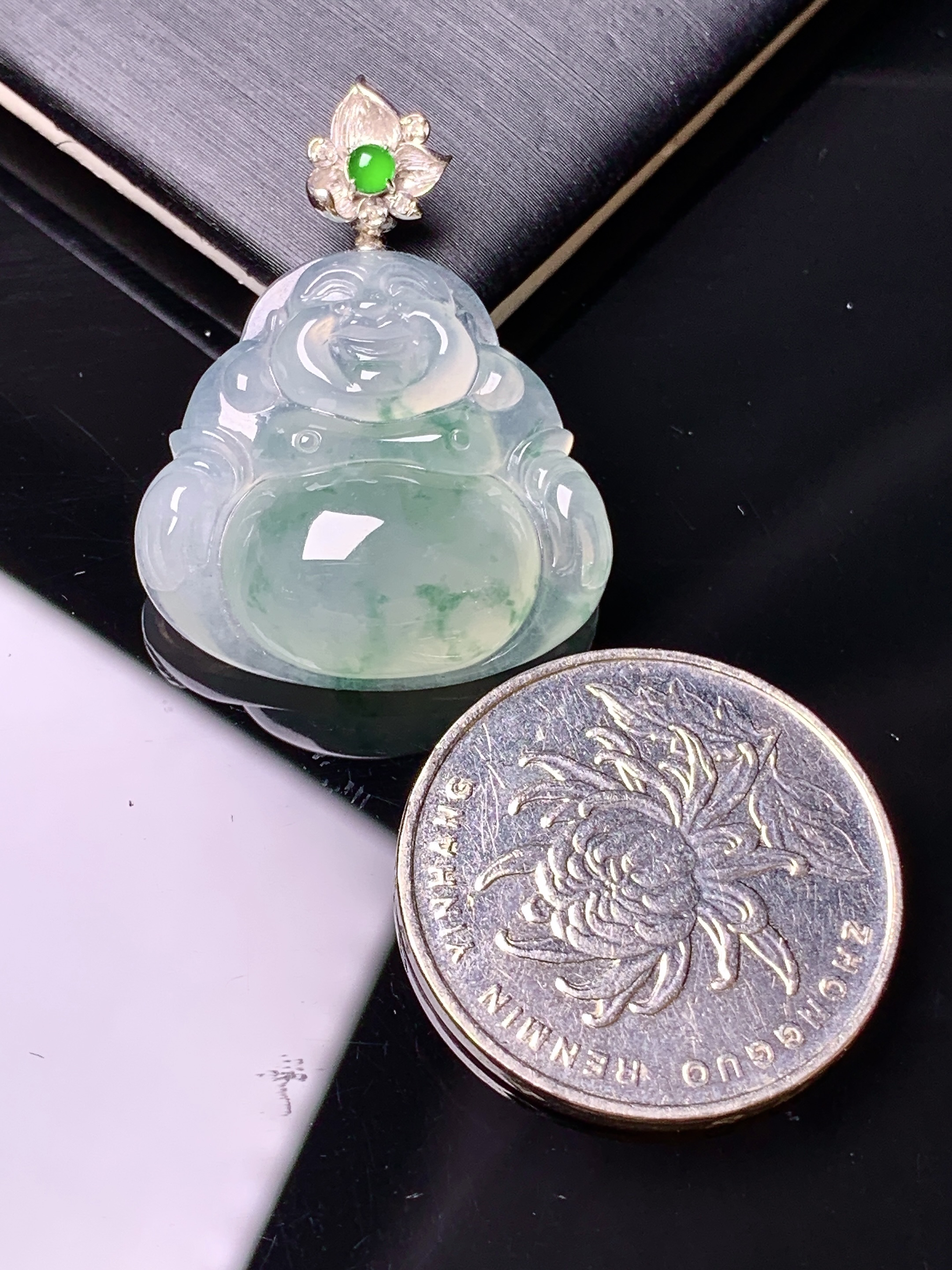 18k金钻镶嵌冰种飘绿佛公吊坠 玉质细腻 色泽艳丽清新 水润亮眼 整体尺寸31.5*24.3*8.8*2x