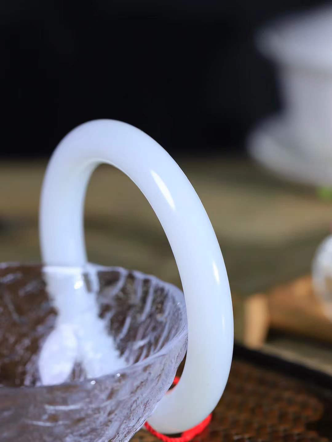 【玉佳人·手镯】

精品和田玉白玉圆条手镯 ，玉质细腻油润，做工细致精美，端庄素雅，亭亭玉立，芊芊素手。芊芊素手，怎能忘镯？秀美圆条，更显婀娜。内径59.5mm 尺寸10.9-10.9mm重60.2克69101960A