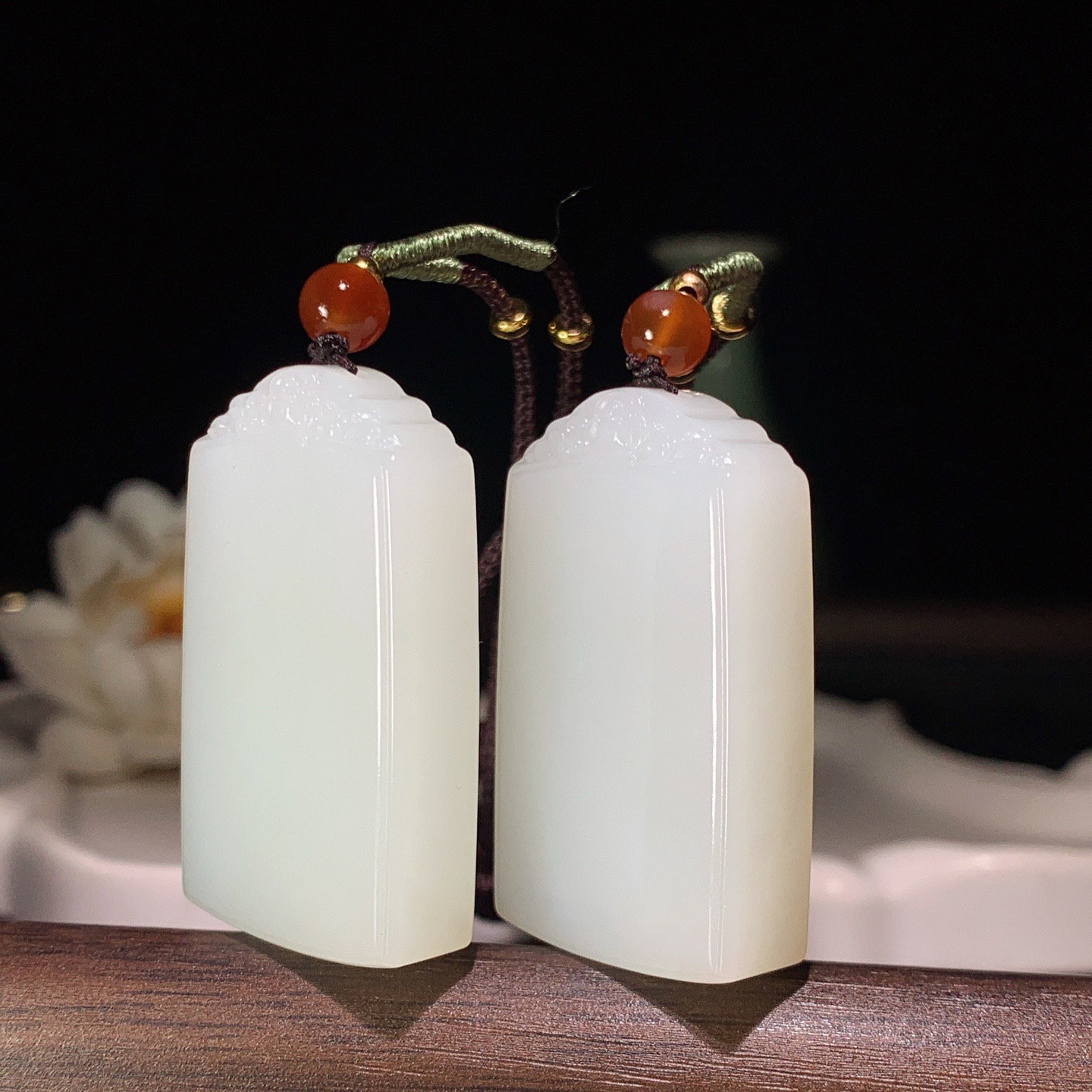 一对新疆和田玉白玉平安无事牌挂件 尺寸41/24/10重53.5克。玉质细腻油润。手推出油。佩戴高端