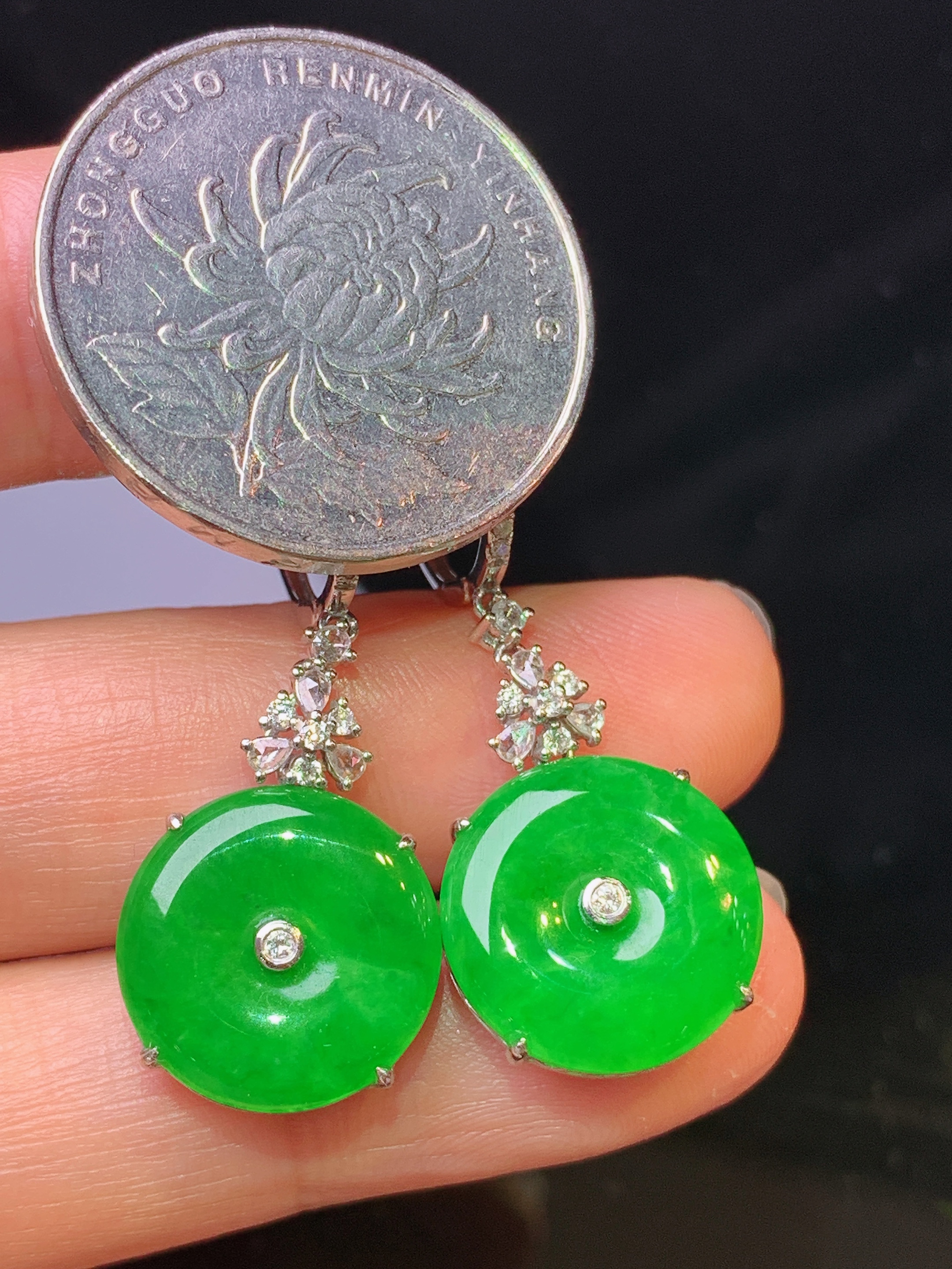 18k金钻镶嵌满绿平安扣耳坠 吊坠 玉质细腻 色泽艳丽清新 水润亮眼 整体尺寸35*13.8*5.5g1