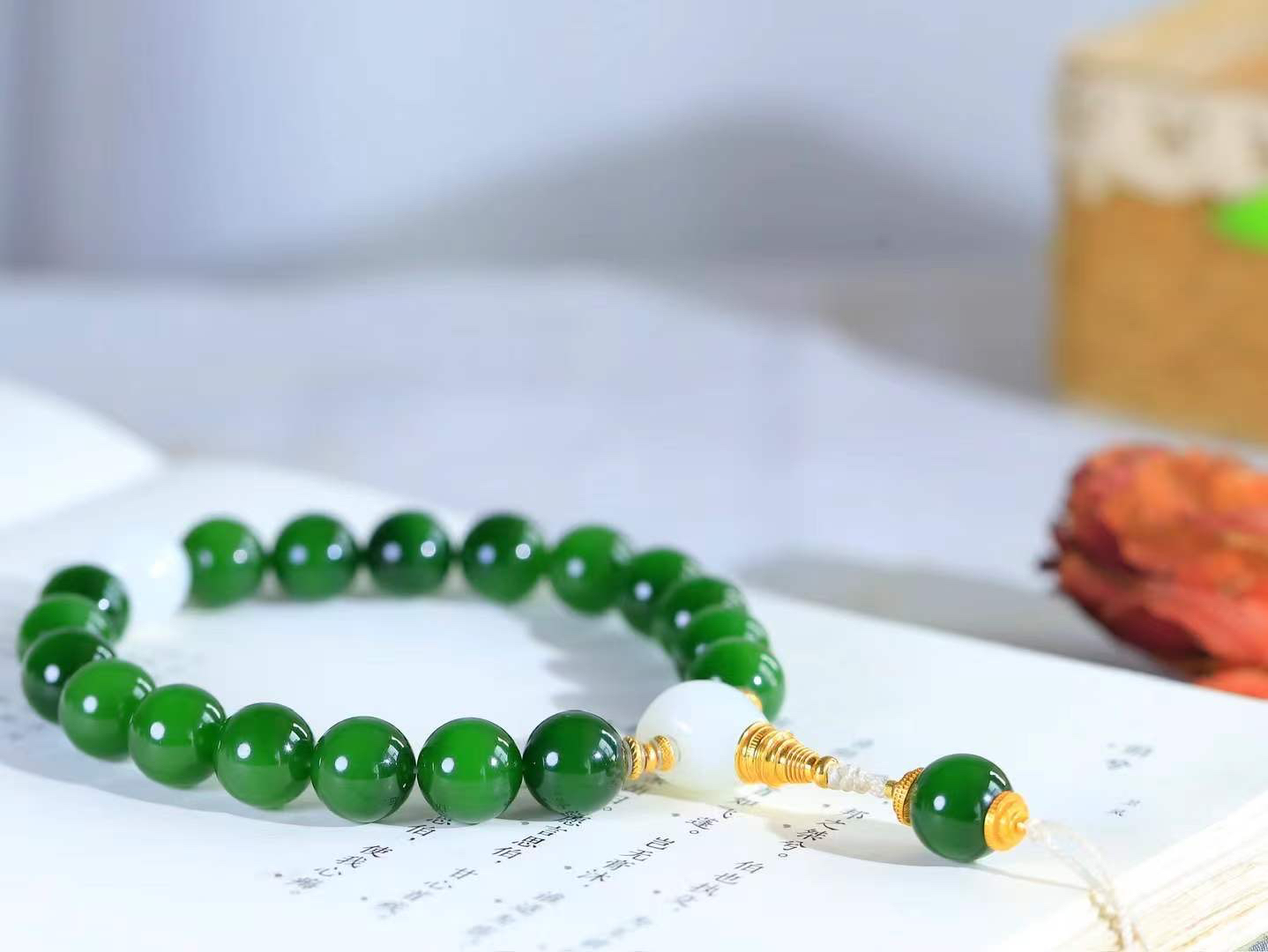 【珠圆玉润.手持】

收藏级臻品️和田玉碧玉珠圆玉润手持，也可做项链，玉质温润细腻  整串打磨圆润，佩戴舒适。珠珠落玉盘，间关莺语花底滑，一生美好时光，无论身在何处，都有它相伴相守。事事顺遂，幸福美满，吉祥如意。重63.6克 尺寸取一12mm  FDA-11372033