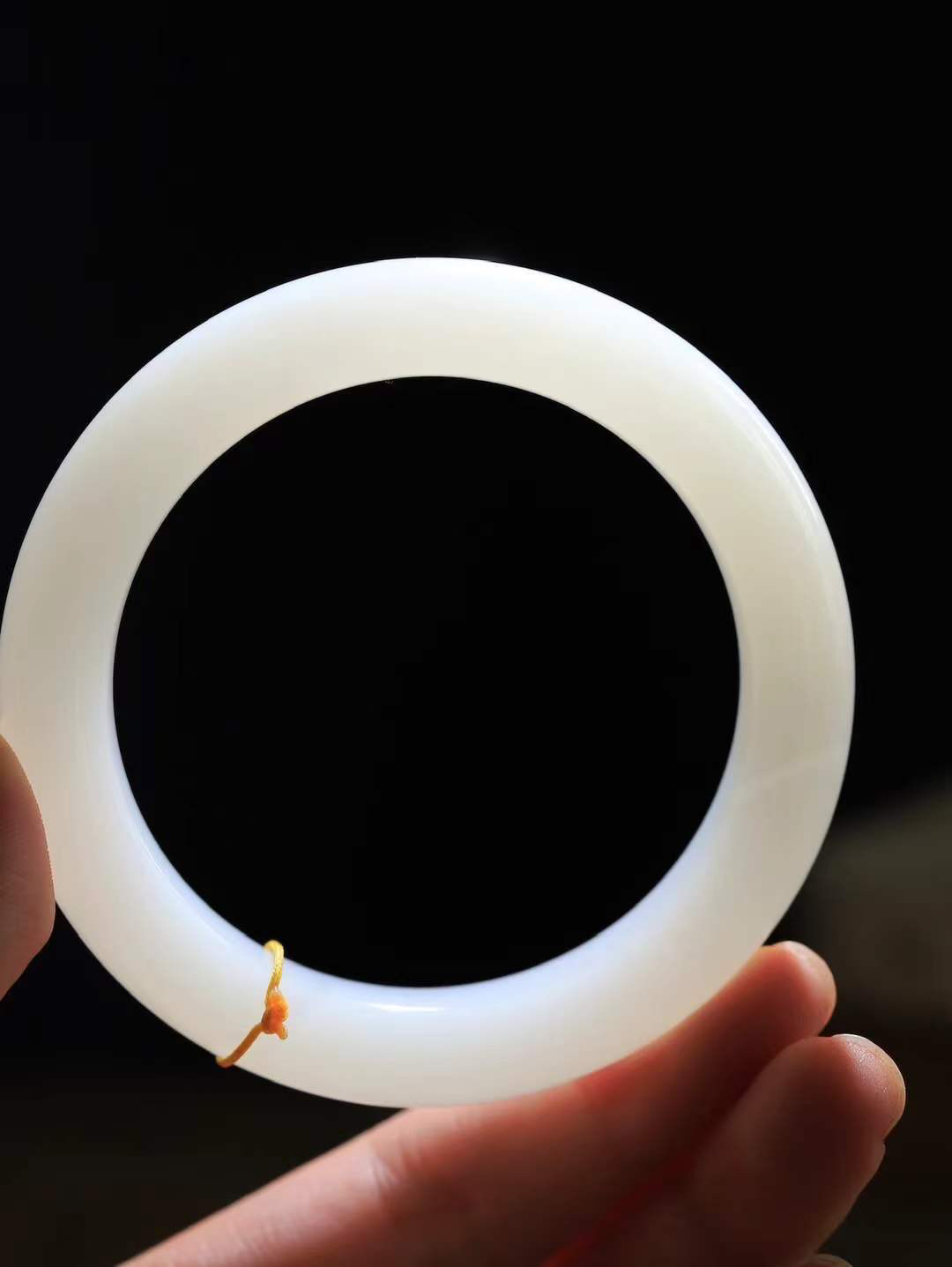 （温柔雅致.手镯）

精品️和田玉白玉手镯。镯型饱满，温润细腻，脂润沁香。️执一卷书，沏一盏茶，着一袭裙，戴一只镯。淡淡浅笺，素心若兰，静赏玉中诗画。悠悠岁月，芊手轻摘，盛满诗样芳华。重79克   尺寸60.5-13-11.2mm    FDL-66361933