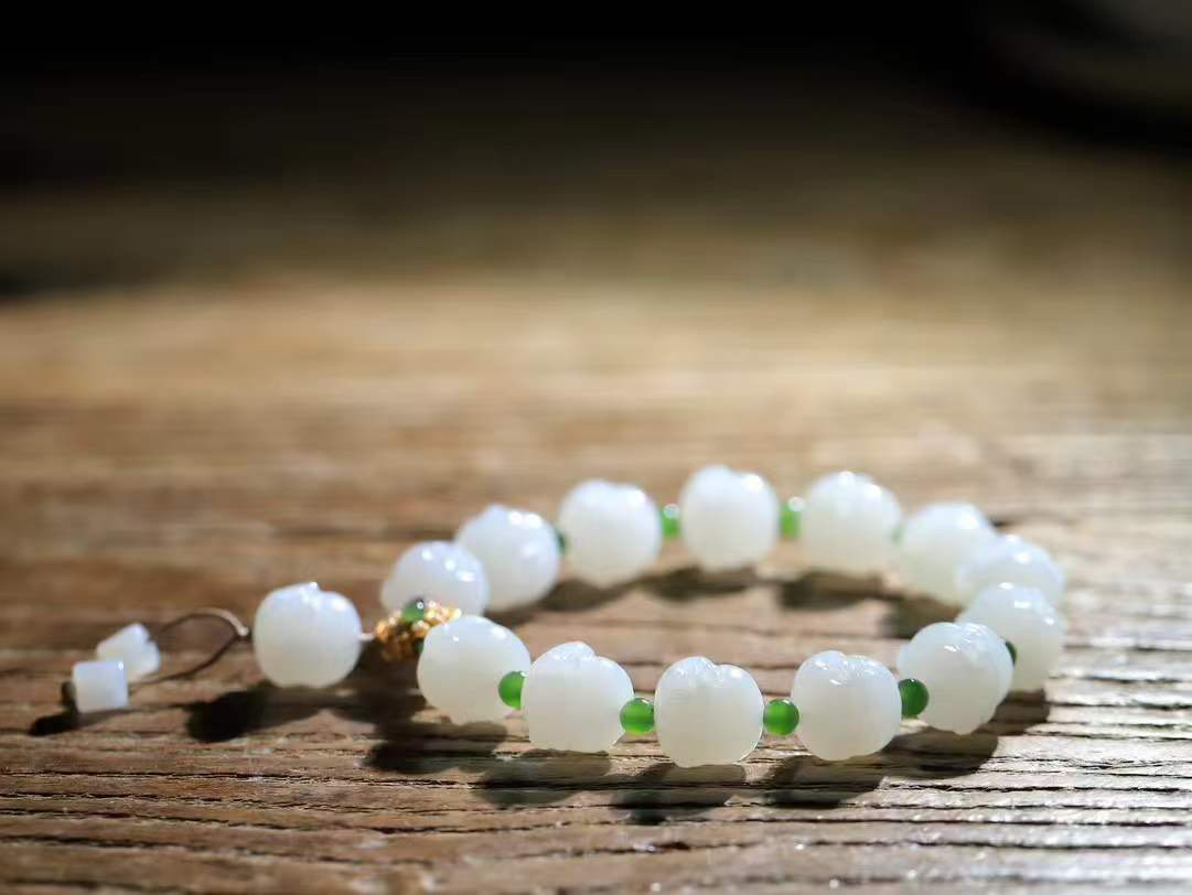 （弥勒笑佛.手串）

精品和田玉白玉弥勒佛手串，脂粉浓郁，玉质细腻温润，油性十足，颗颗精雕笑佛，笑容可掬，让人如沐春风，笑语吟吟，寓意待人宽厚，遇事大度，能屈能伸，️福佛相伴，福运连绵。给佩戴者带来平安 。尺寸取一11.5-11.7-11.3mm重37.5克FDA-80171963