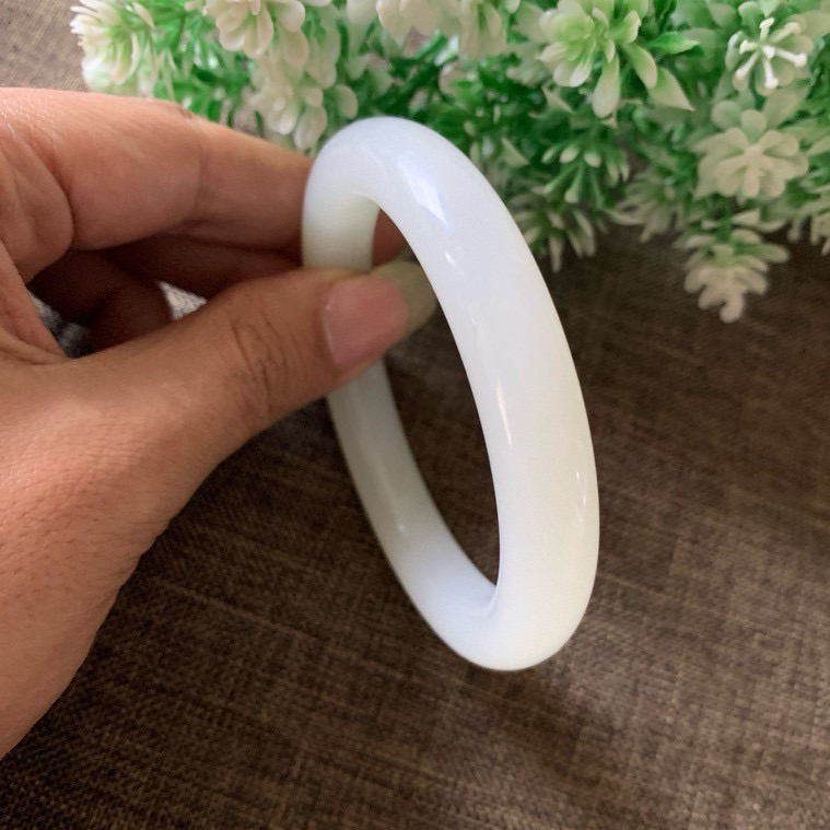 60.3圈口和田玉羊脂白手镯，精品荔枝冻冰白手镯，镯型古朴典雅。在诗情画意的雨巷相遇，你是我腕间的一抹风情，有你眸有深情.清风荡漾湖间静水，我愿俯身低眉，在烟波涟漪处寻你